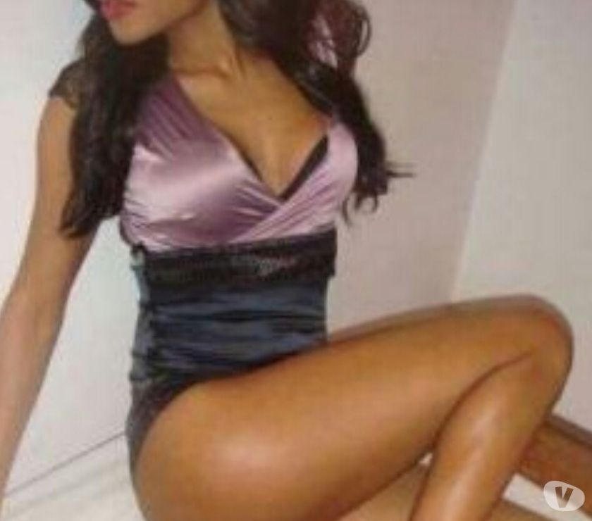 Belle fille tropicale pour un peu de soleil 